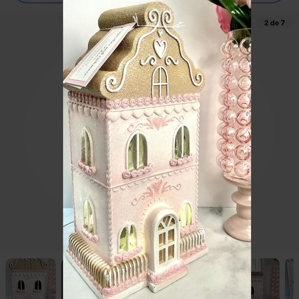 NWT Cupcake and Cashmere Light Up Valentines Gingerbread House.